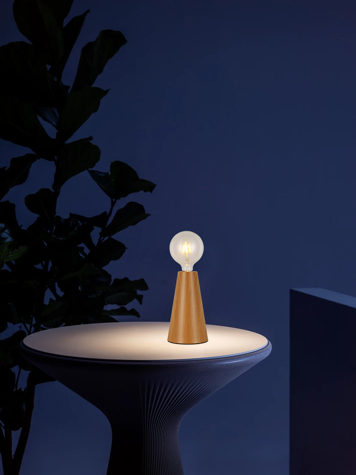 מנורת שולחן קייב שחור| עץ