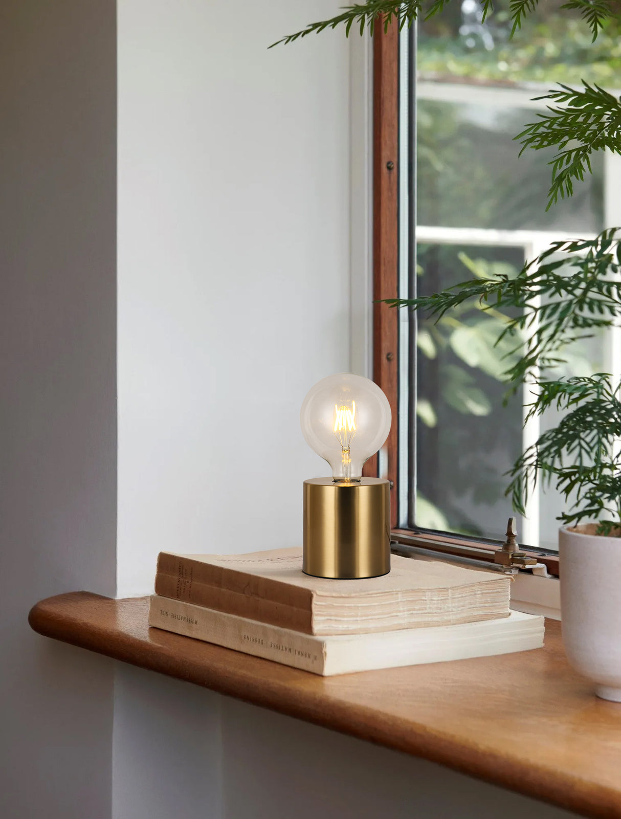 מנורת שולחן ולטה שחור| זהב