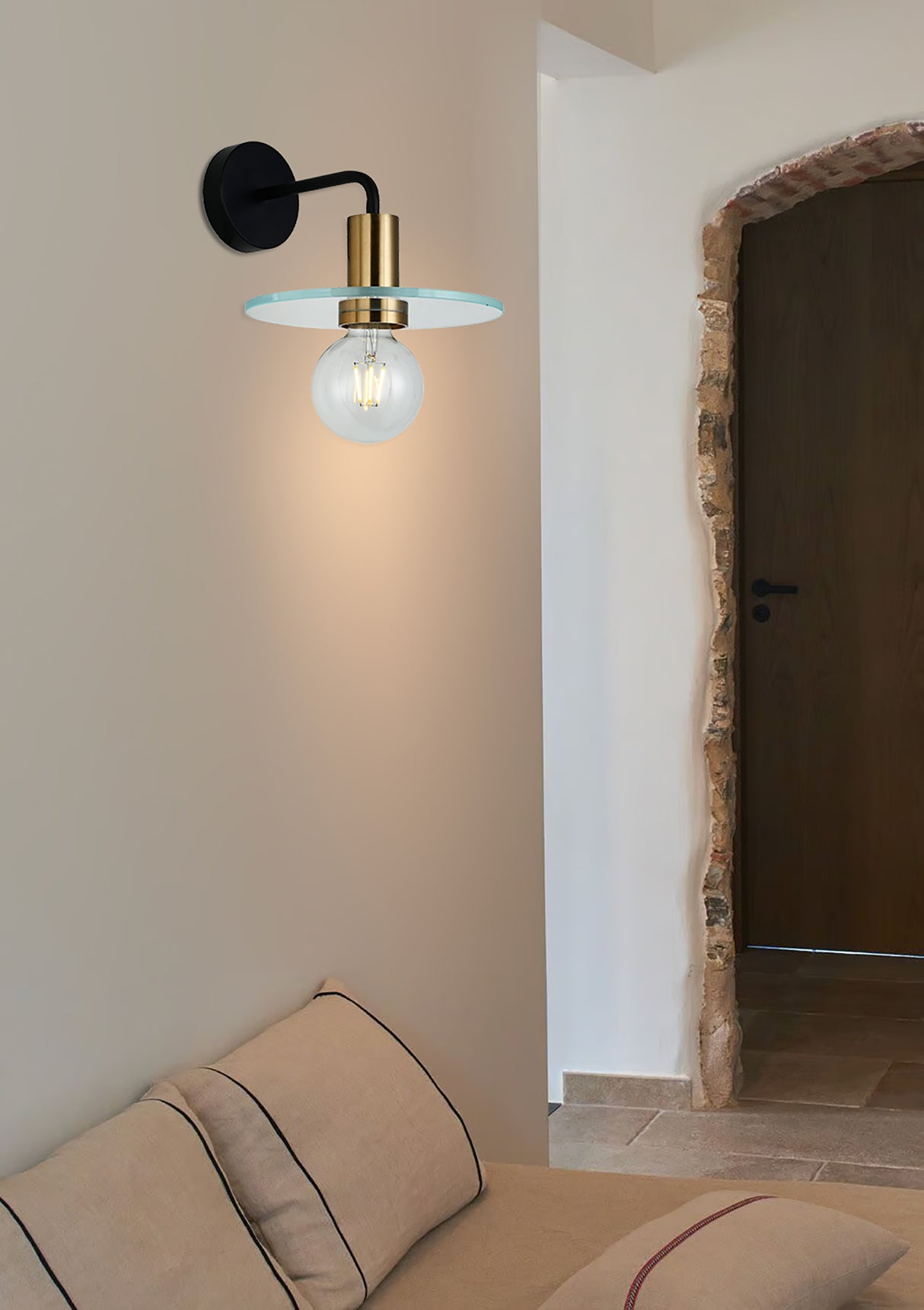 מנורת קיר מיה צבע שחור ופליז