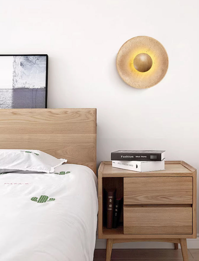 מנורת קיר טרה – אבן טבעית ועץ בהיר | LED | קוטר 25 ס״מ