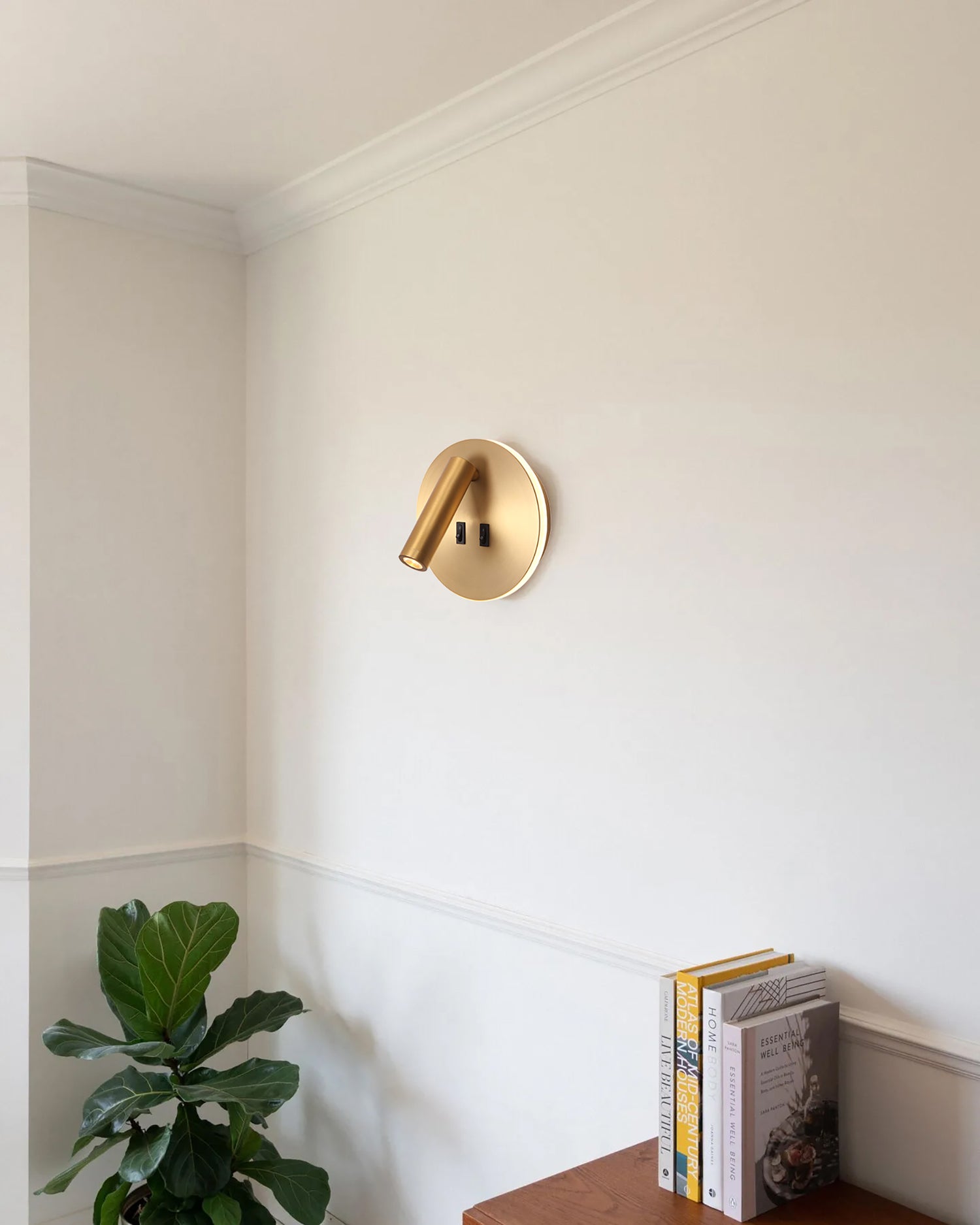 מנורת קיר קאסטרו עגול| זהב| לבן| שחור