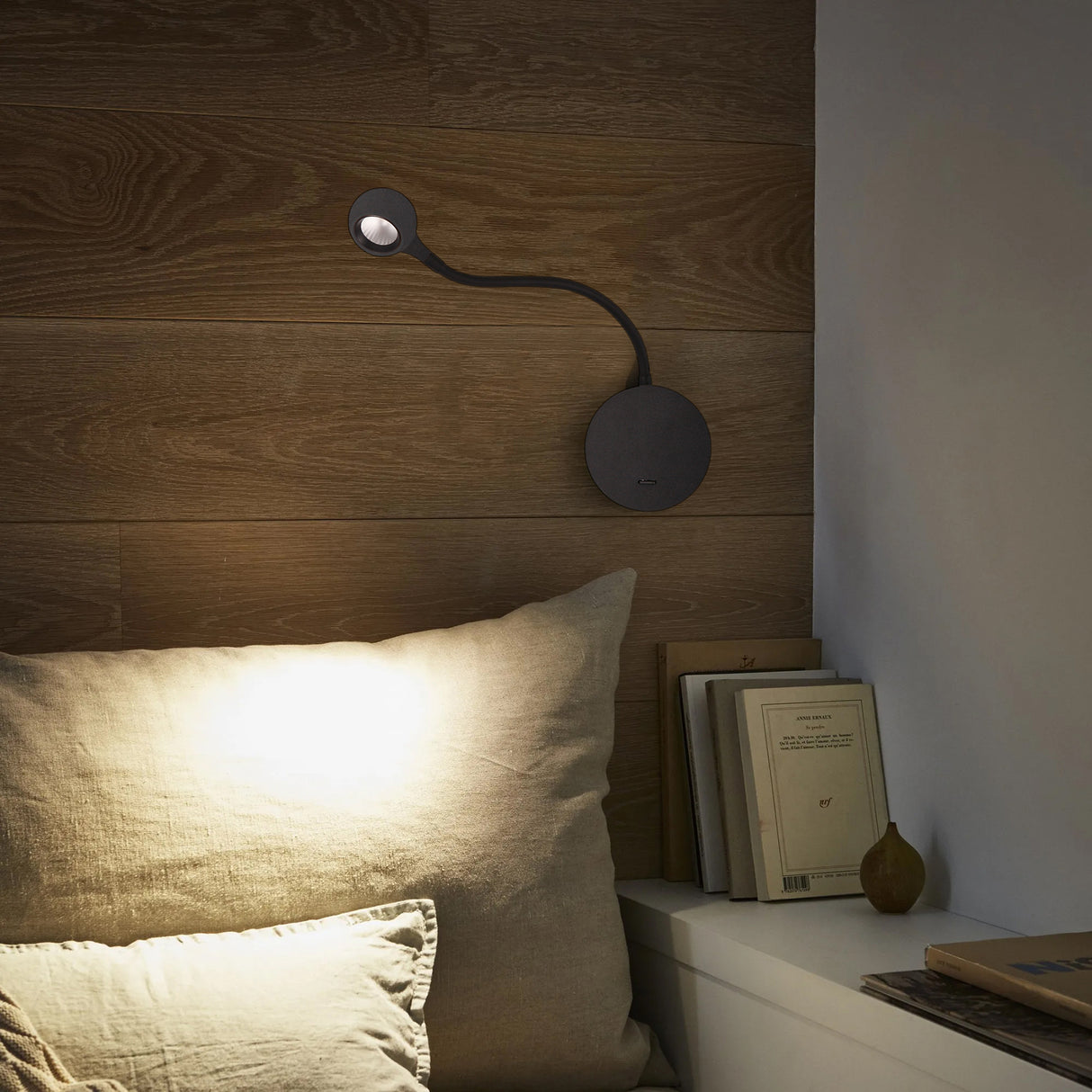 מנורת קיר קריאה זרוע מתכווננת ולנסיה לד שחור| שחור+ עץ