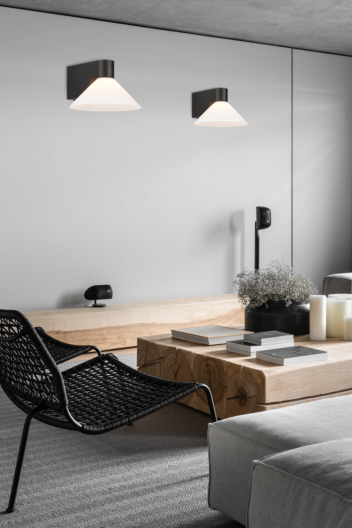 מנורת קיר קובטאן שחור דגם| B