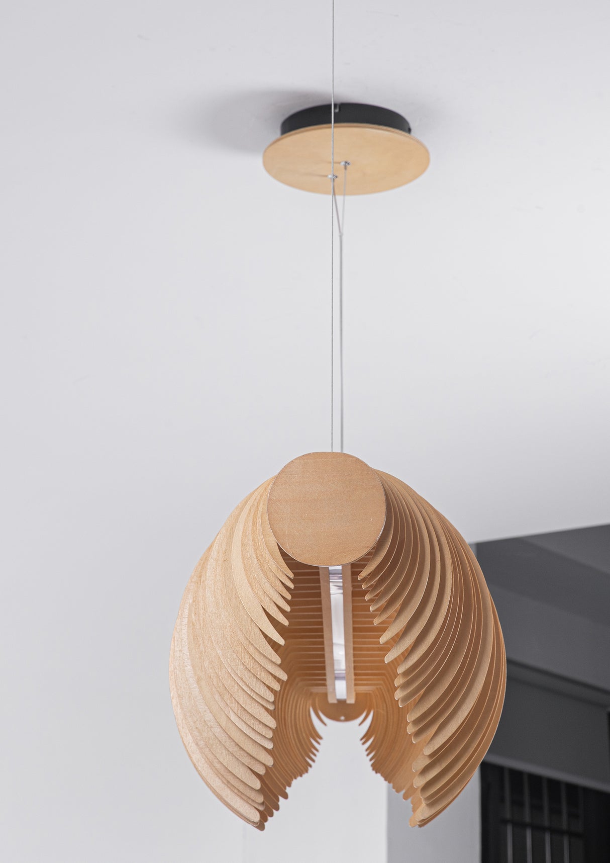 מנורת תלייה אמסטרדם עץ טבעי דגם| B