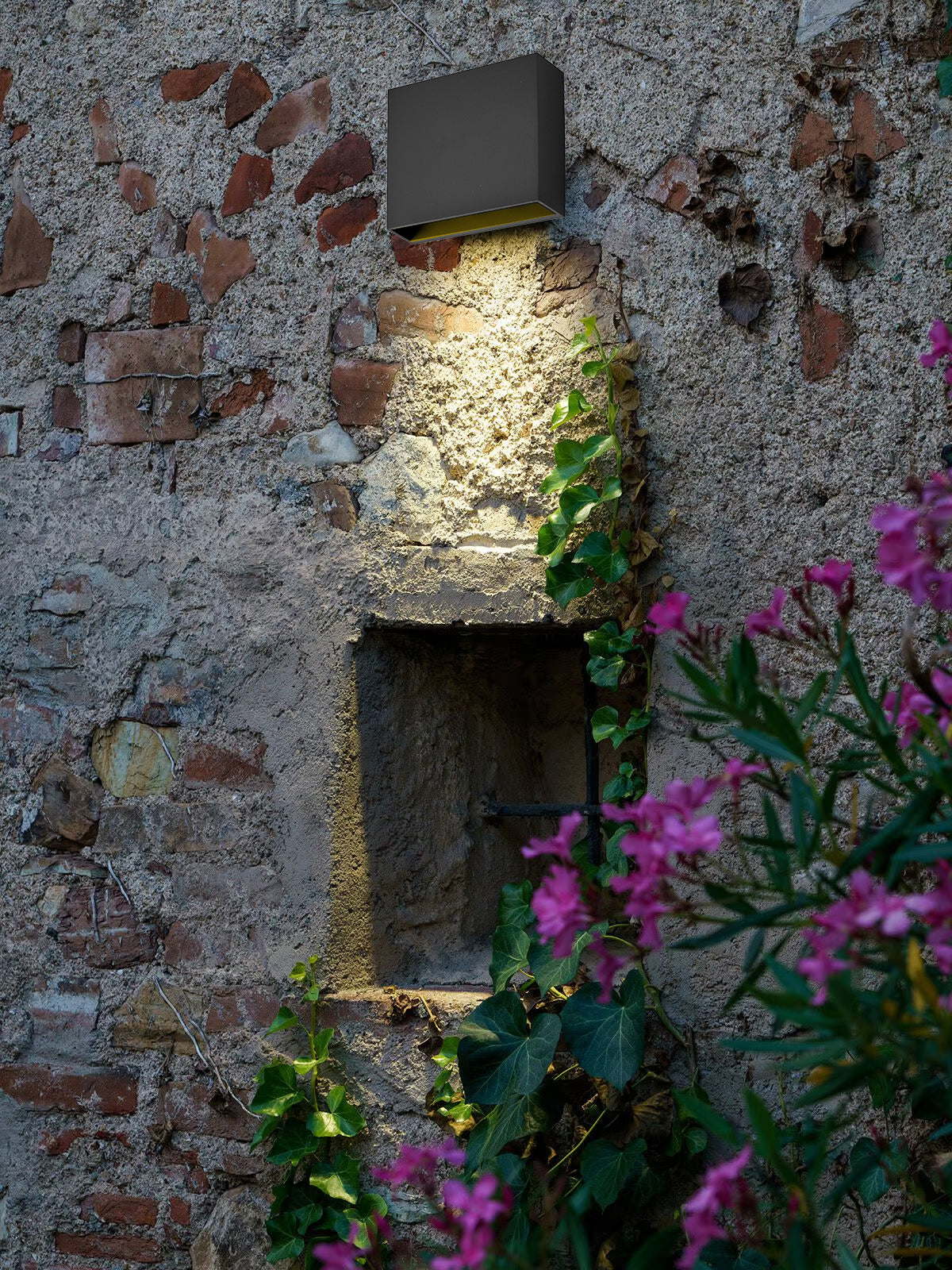 מנורת קיר גינה חוץ דאון לד ביבו שחור| פליז