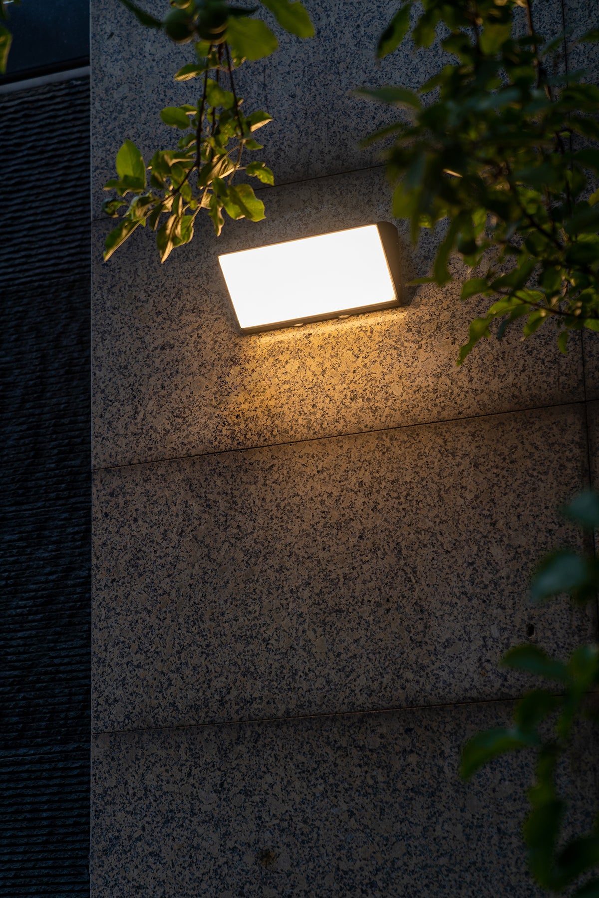 מנורת קיר חוץ ספרינט 36W שחור| לבן| אפור