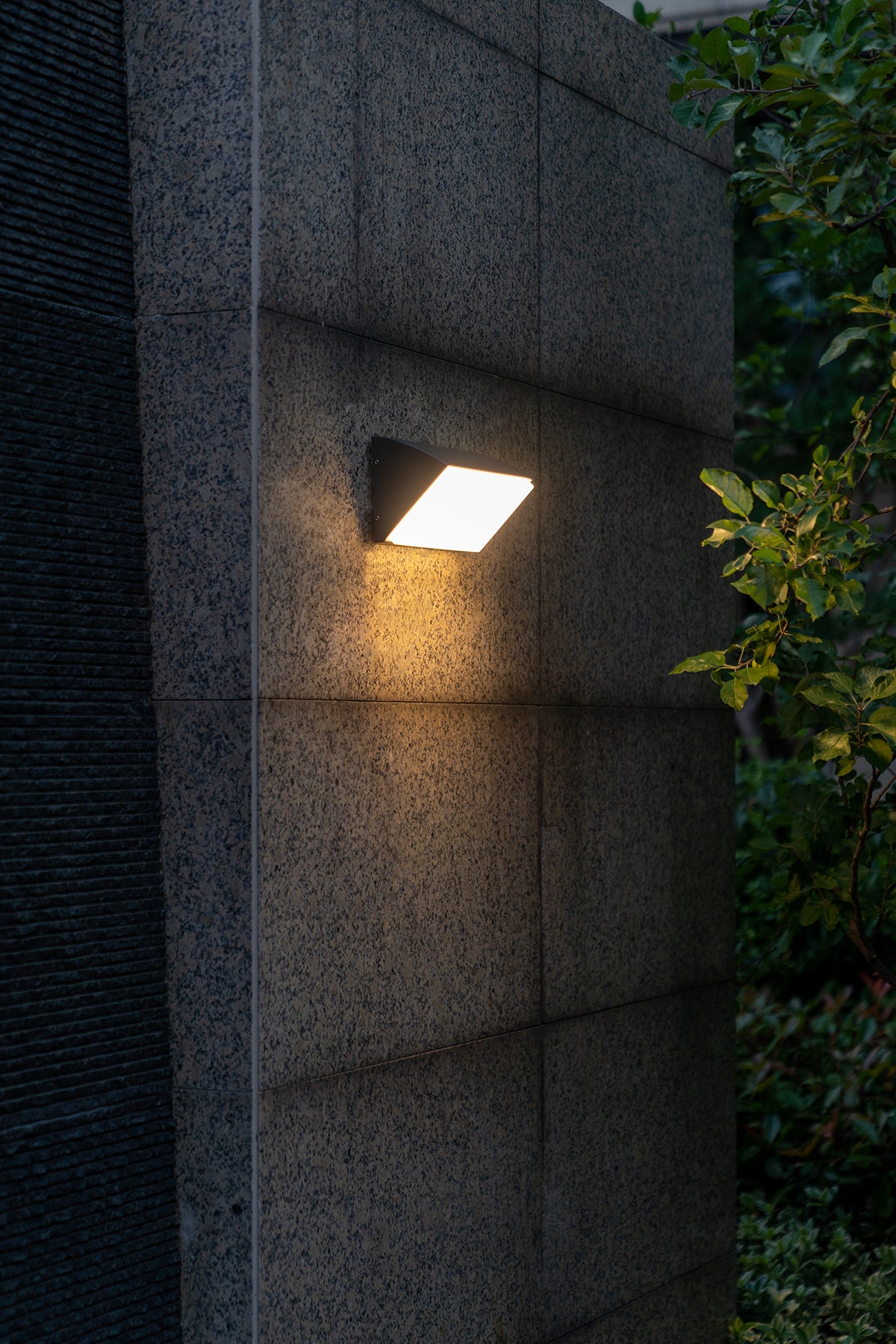 מנורת קיר חוץ ספרינט 36W שחור| לבן| אפור