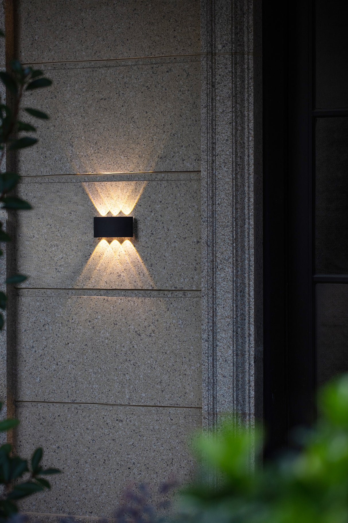 מנורת קיר חוץ אפ-דאון – 2x3W | שחור | 3000K