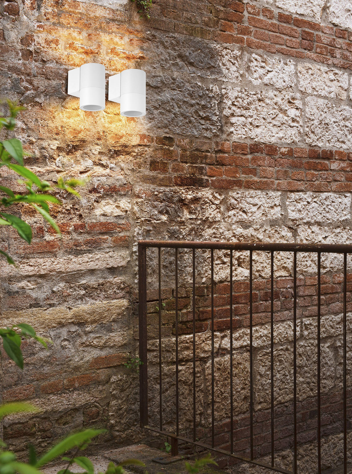 מנורת קיר חוץ דאון – GU10 | IP54 | שחור / לבן