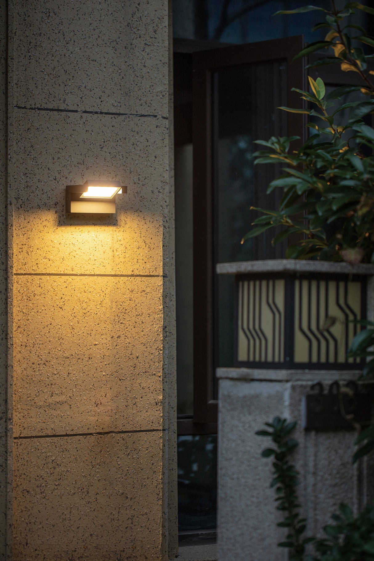 מנורת קיר חוץ ג'וני 7W| שחור| לבן| IP65