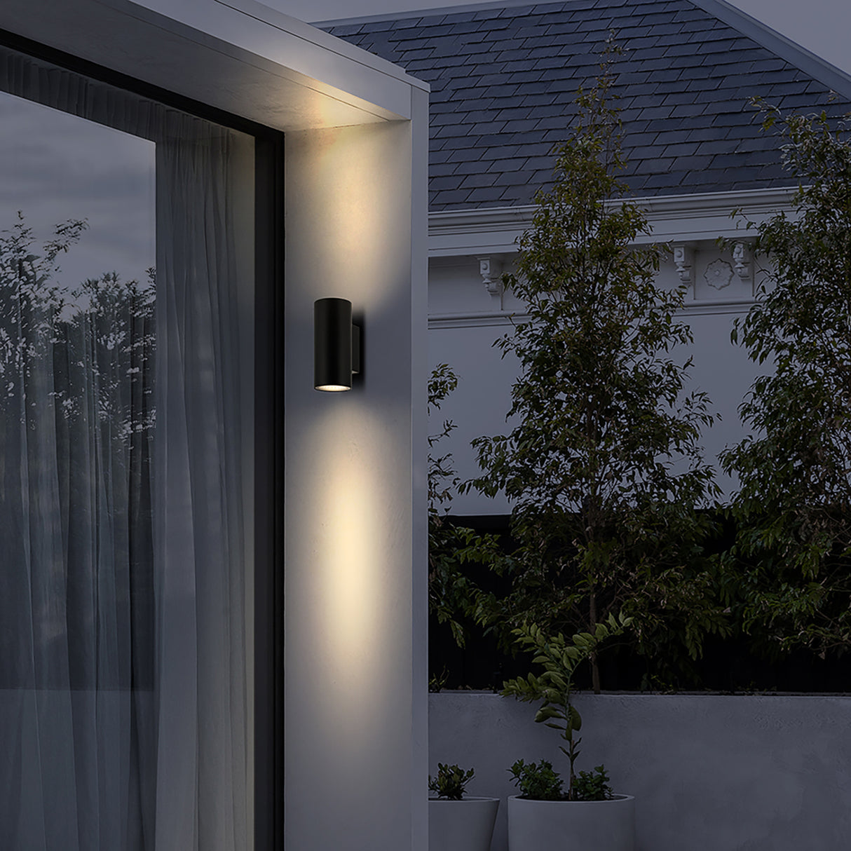 מנורת קיר חוץ אפ דאון ג'ונסון 2X6W| שחור| לבן| IP65