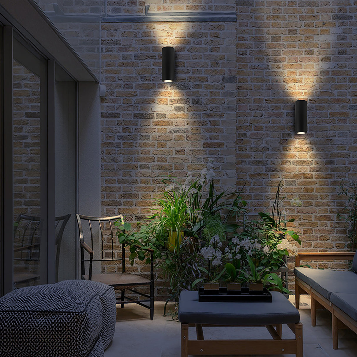 מנורת קיר חוץ אפ דאון ג'ונסון 2X6W| שחור| לבן| IP65