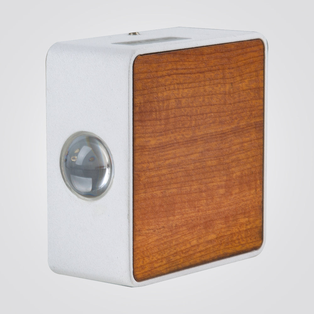 מנורת קיר אפ- דאון אגמון לבן+עץ מרובע