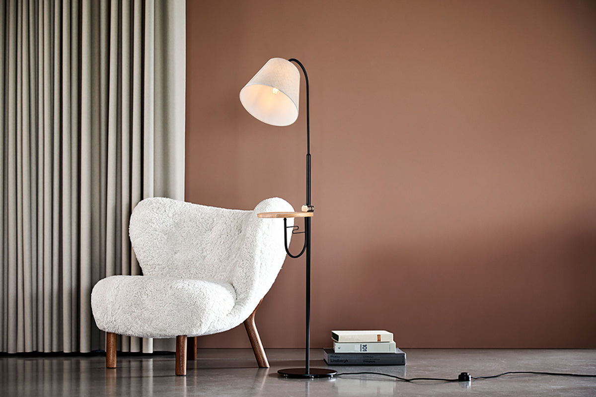 מנורת עמידה איילה עם שולחן מעץ