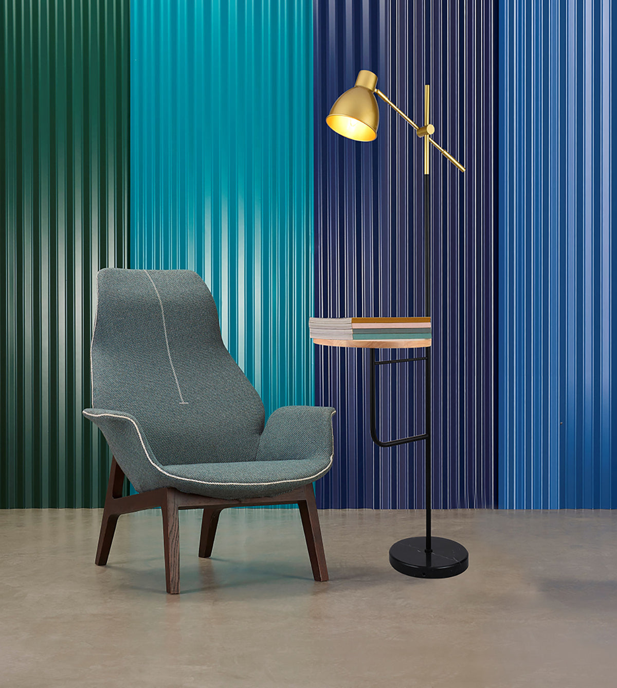 מנורת עמידה בתיה עם שולחן מעץ