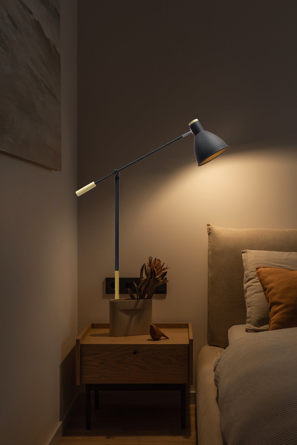 מנורת עמידה נורית שחור