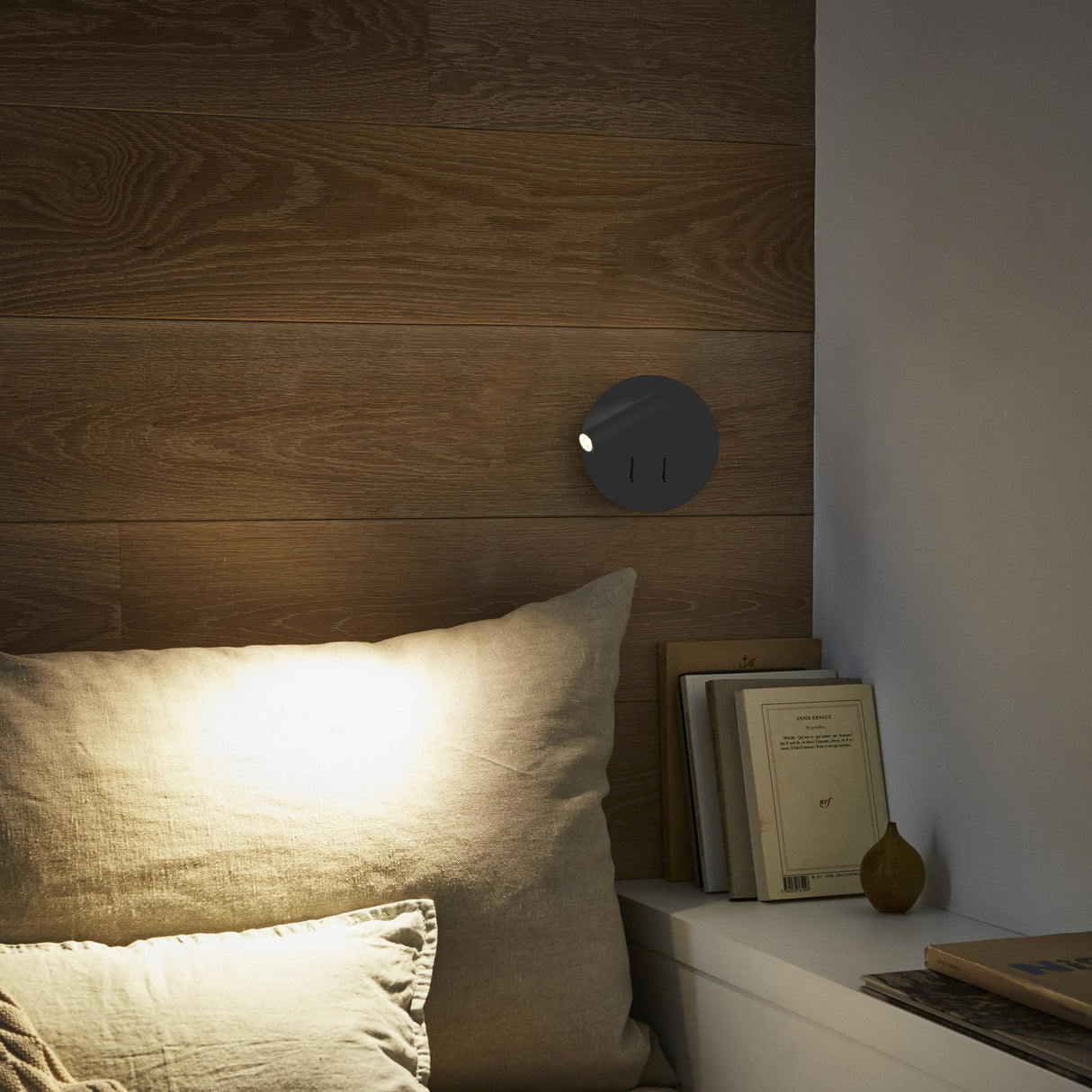 מנורת קיר טרה לד לבן +ופליז| שחור