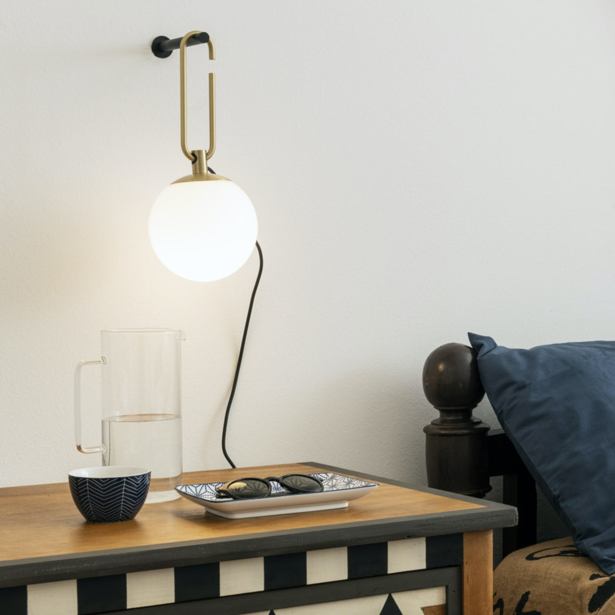 מנורת קיר לוטוס E27 שחור וזהב