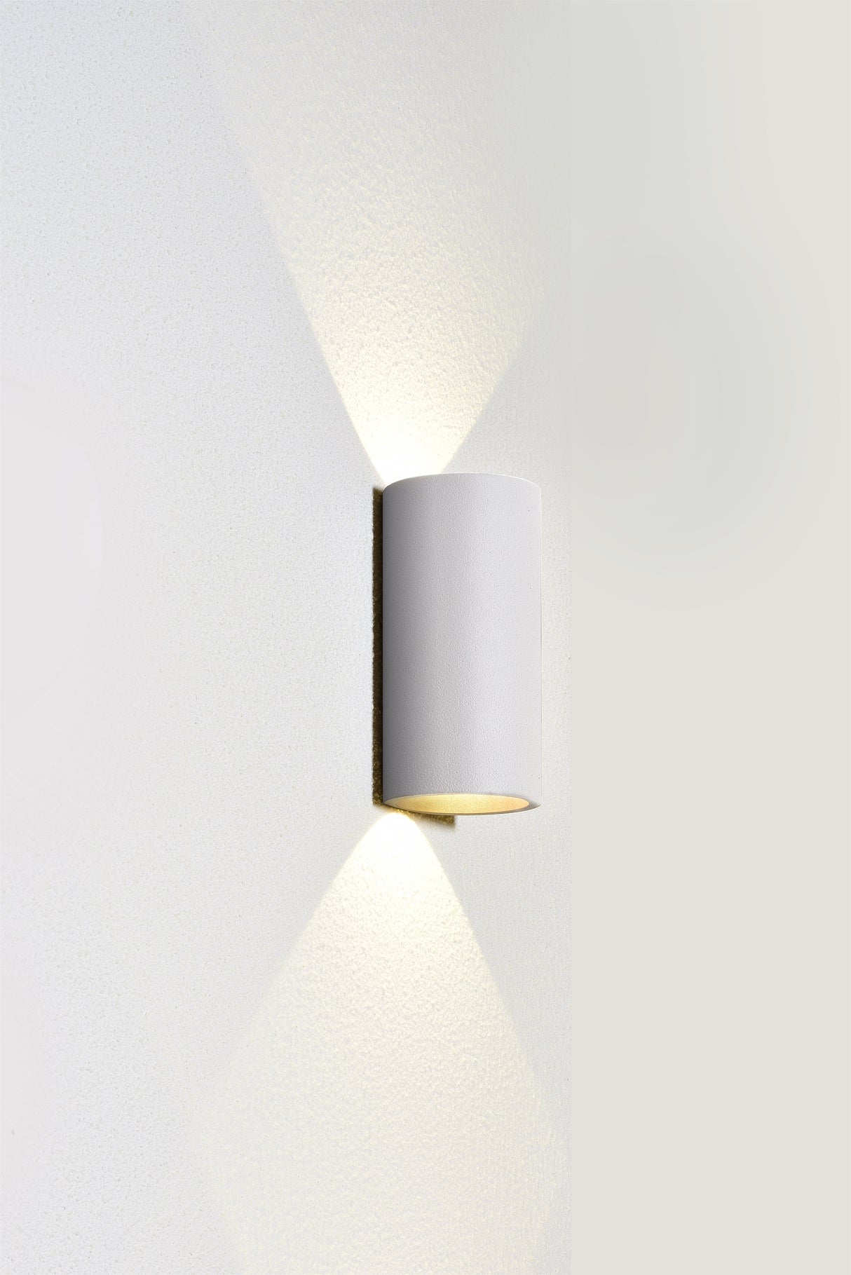 מנורת קיר גינה חוץ אפ-דאון לד רוז שחור| לבן