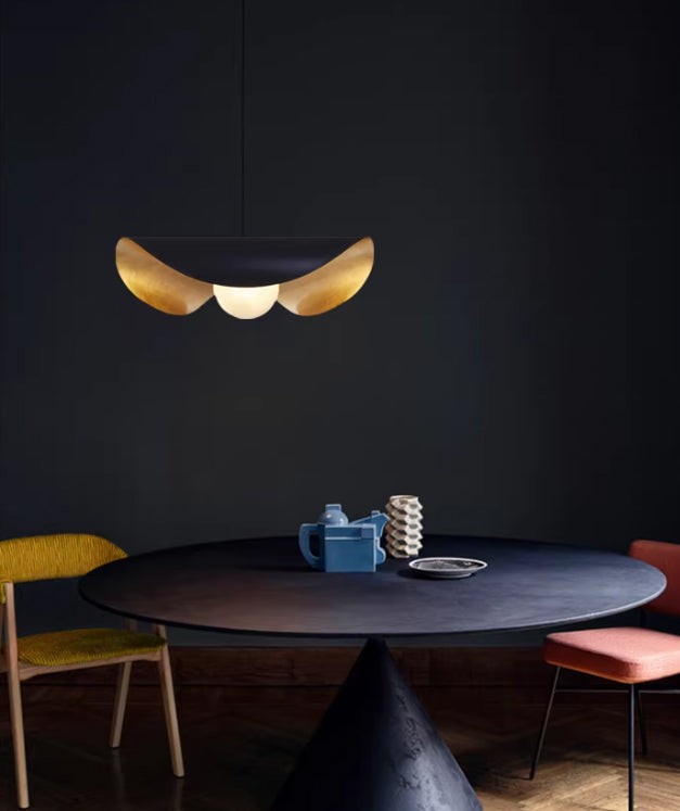 מנורת תלייה קאלי – גלוב | שחור+פליז / לבן+פליז