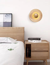 מנורת קיר טרה – אבן טבעית ועץ בהיר | LED | קוטר 25 ס״מ