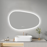 מראת LED אמורפית 100×60 ס״מ עם תצוגת שעה וטמפרטורה